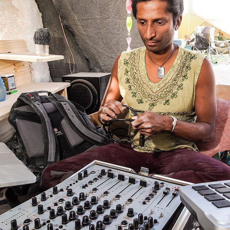 دي جي مانوج