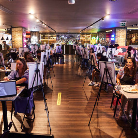 3q8b13 استديو الصور :دبي في ARTfem Painting Experience