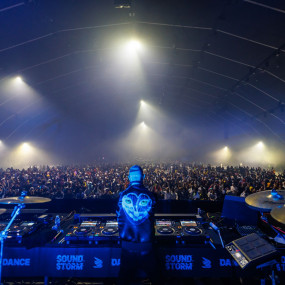 3r5jy1 استديو الصور :الرياض في مدل بيست ساوندستورم 2022 في الرياض