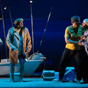 3pe85y استديو الصور :أبوظبي في المسرح الإماراتي: ميادير في المجمع الثقافي في أبو ظبي.