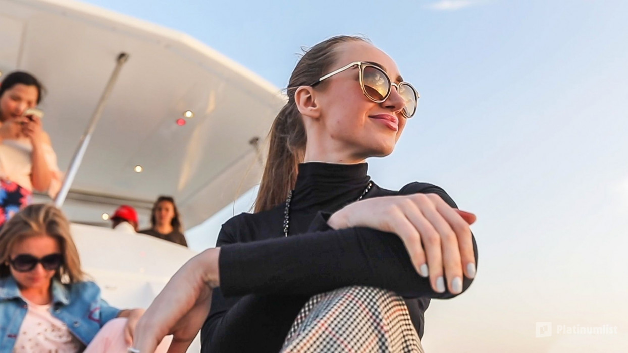 3jk0yy استديو الصور :دبي في جولة في القارب لمدة ساعتين في مرسى دبي مع وجبة طعام شهية