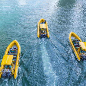 3y58dq استديو الصور :أبوظبي في جولة سياحية بالقارب لمدة 60 دقيقة على الكورنيش في أبوظبي