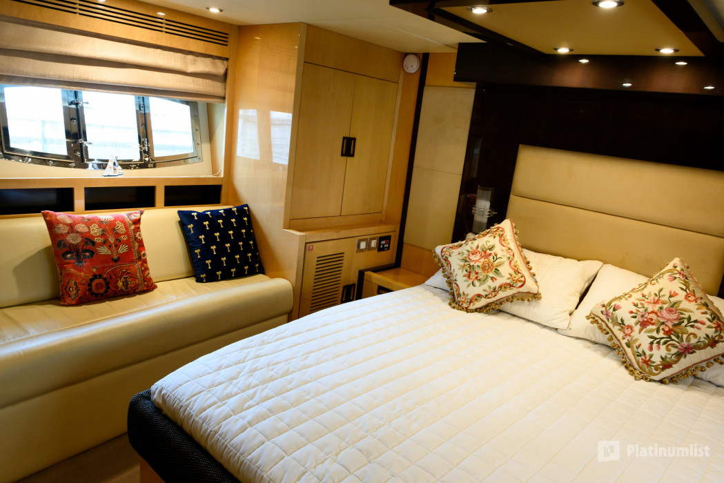 3yqoqz استديو الصور :دبي في GENESIS Private Luxury Yacht Cruise