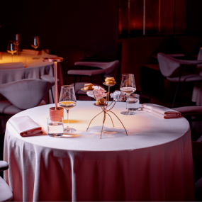 3jkp2w استديو الصور :دبي في معرض الفنون التصويرية في مطعم كراسوتا