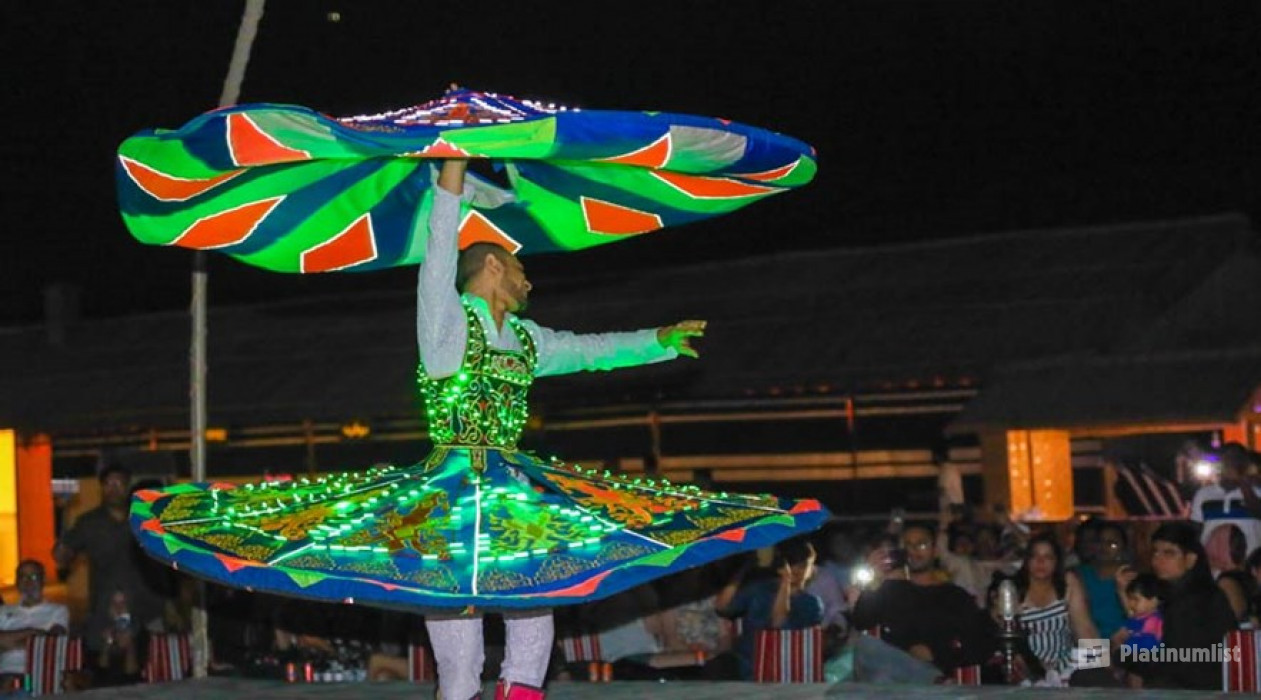 z7ygbx استديو الصور :دبي في رحلة سفاري في صحراء الكثبان الحمراء مع التزلج على الكثبان والعروض وعشاء الشواء في دبي