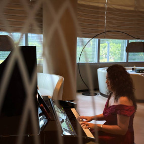 Host Afternoon Tea & Sunset Cocktail at the top of Burj Khalifa in Dubai: Gallery Photo n08w89