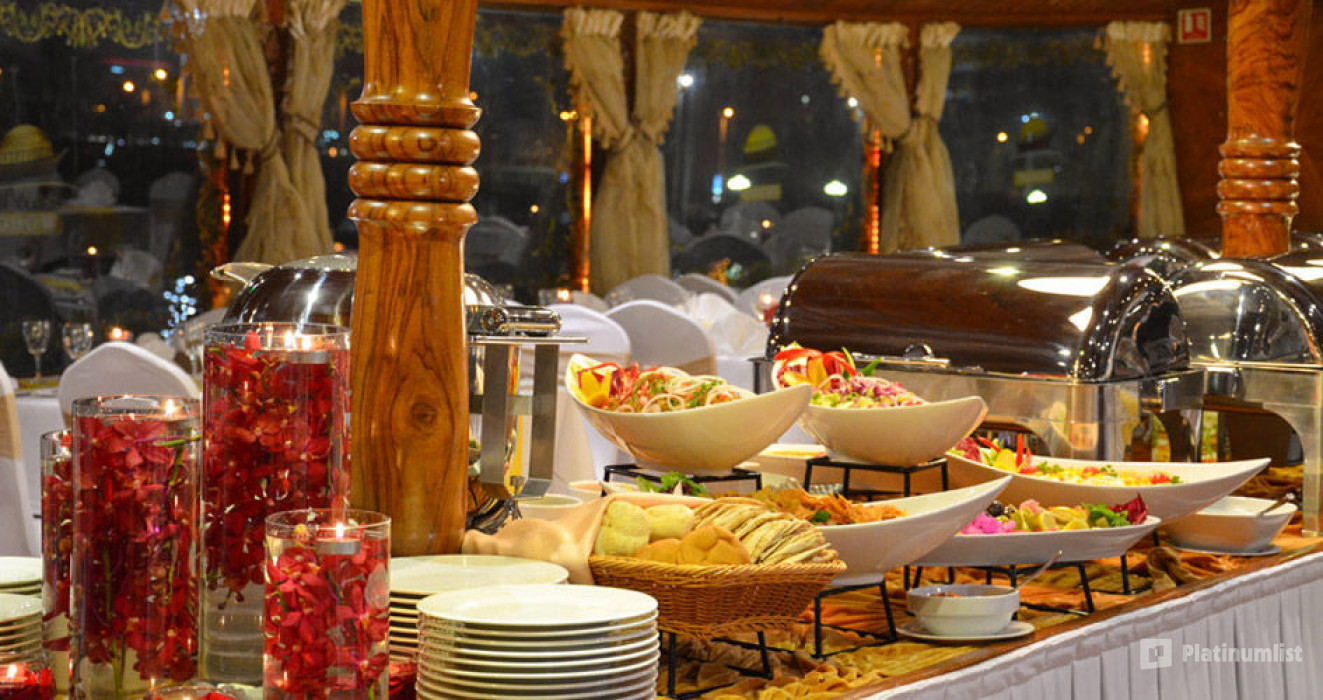 Dhow dinner cruise on Dubai creek in Dubai: Gallery Photo 3b87x5