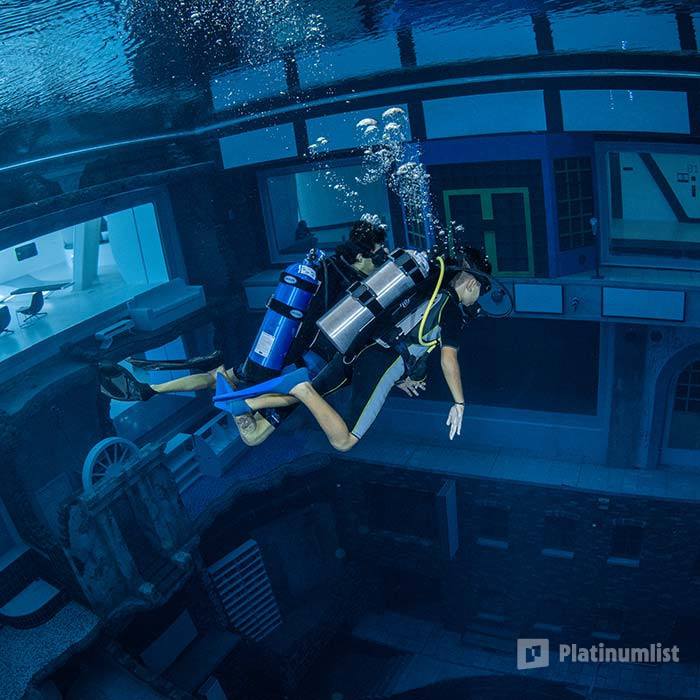 3jk4ev استديو الصور :دبي في تجربة الغوص العميق في أعمق حوض سباحة في العالم