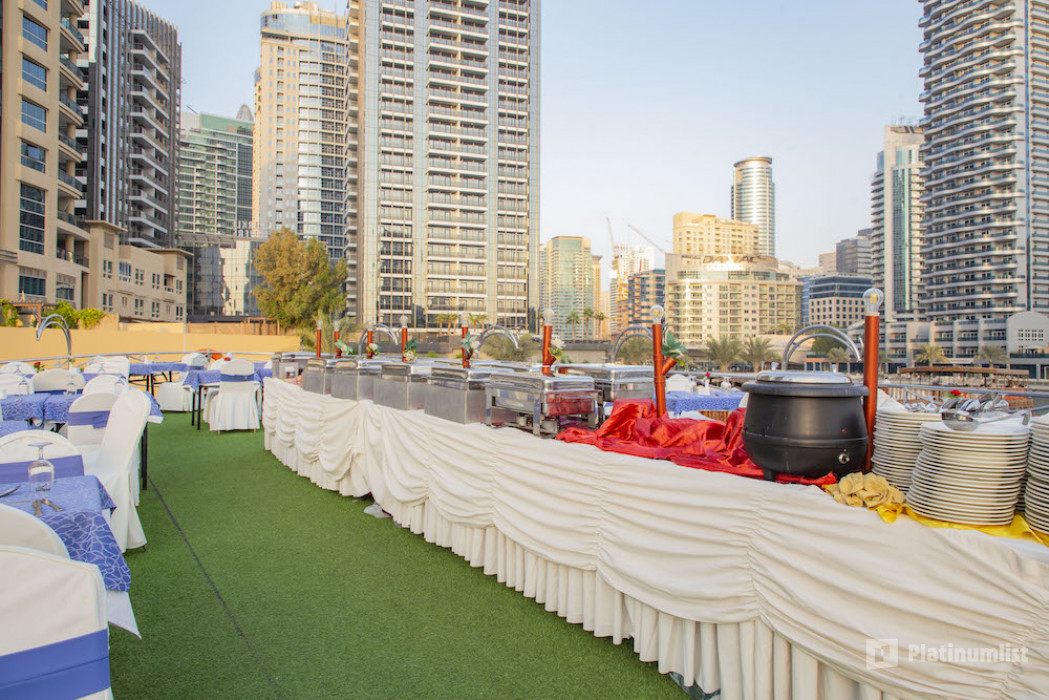 3b2qg3 استديو الصور :دبي في New Year’s Eve CREEK CRUISE