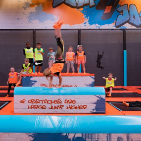 n28024 استديو الصور :دبي في ترامبو إكستريم - الترامبولين في دبي مول