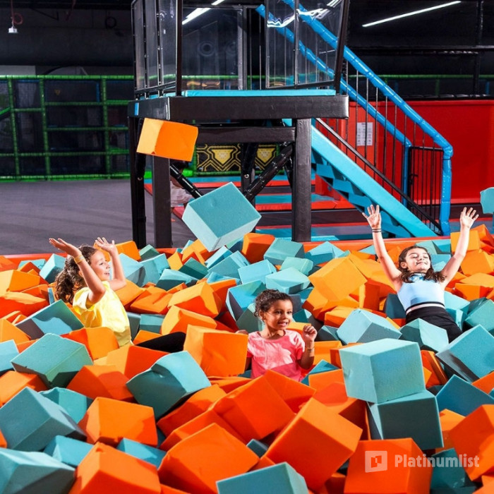 nk5o4x استديو الصور :دبي في ترامبو إكستريم - الترامبولين في نخيل مول