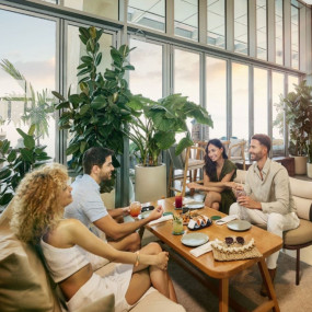 3x87km استديو الصور :دبي في تجربة تناول الغداء في السماء مع قائمة طعام من 3 أطباق