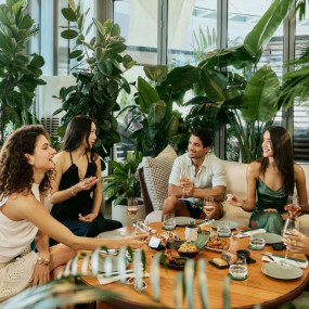 3y5e6b استديو الصور :دبي في تجربة تناول الغداء في السماء مع قائمة طعام من 3 أطباق