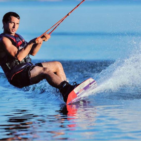 35d6m4 استديو الصور :دبي في تجارب ركوب قارب الموز والدونات ولوح التزلج في جميرا