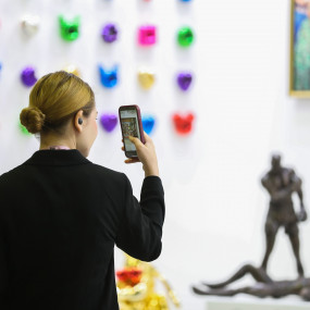 zw5kg0 استديو الصور :دبي في معرض فنون العالم دبي 2025