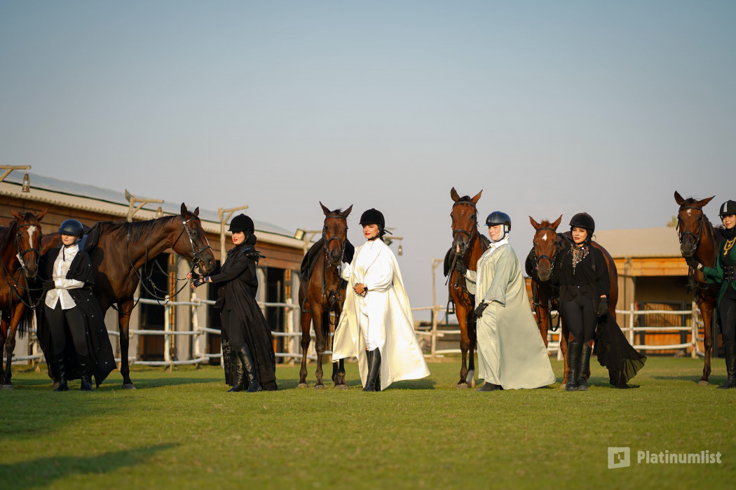 zv6ybb استديو الصور :دبي في تجربة ركوب الخيل في واحة المرموم مع خدمة المواصلات