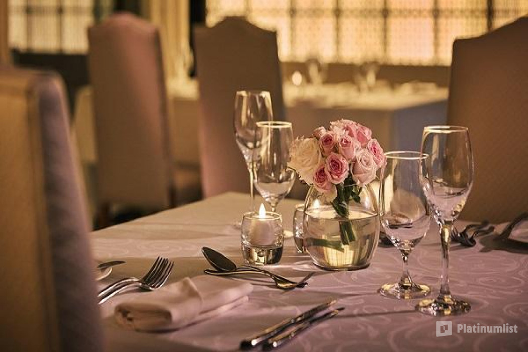 zo8xy3 استديو الصور :دبي في Evening Race Brunch at Farriers restaurant