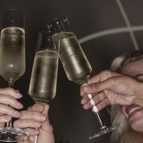 Bubbly Nights - 2 hours of free-flowing selected bubbles and 2 starters in Dubai: Gallery Photo n26640