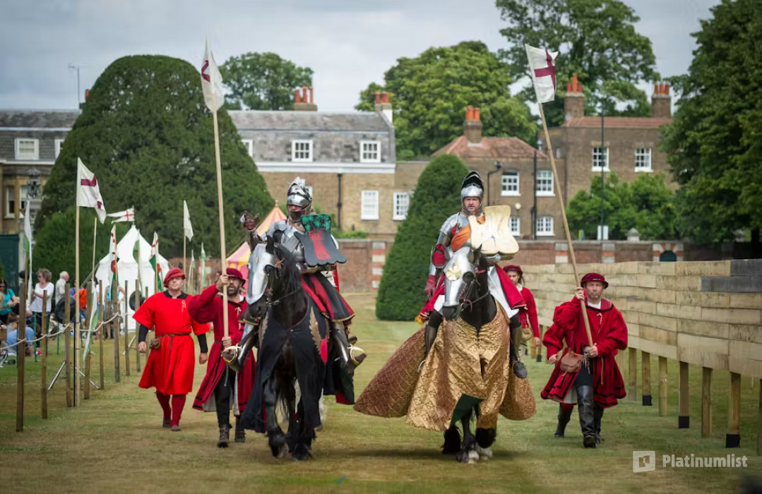 Hampton Court Palace, Gardens & Maze: Entry Ticket in London: Gallery Photo zg44j1