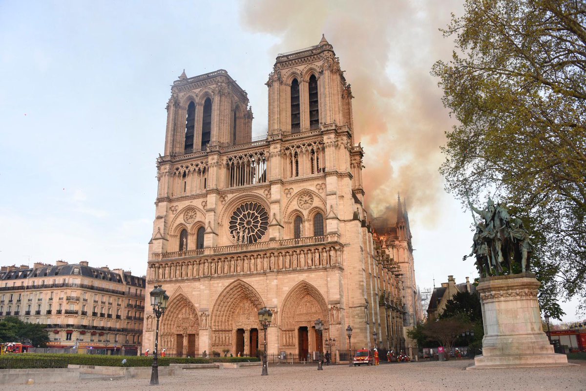 Photo de Notre-Dame de Paris - Exterior tour with free entry dans Paris : Galerie Photo z94yd8