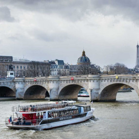 n26qwk استديو الصور :باريس في نهر السين: رحلة بحرية لمشاهدة معالم المدينة من برج إيفل