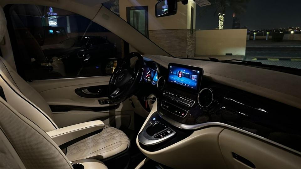 Photo de First-Class Private Transport – Mercedes Maybach V-Class dans Dubai : Galerie Photo zod8r4