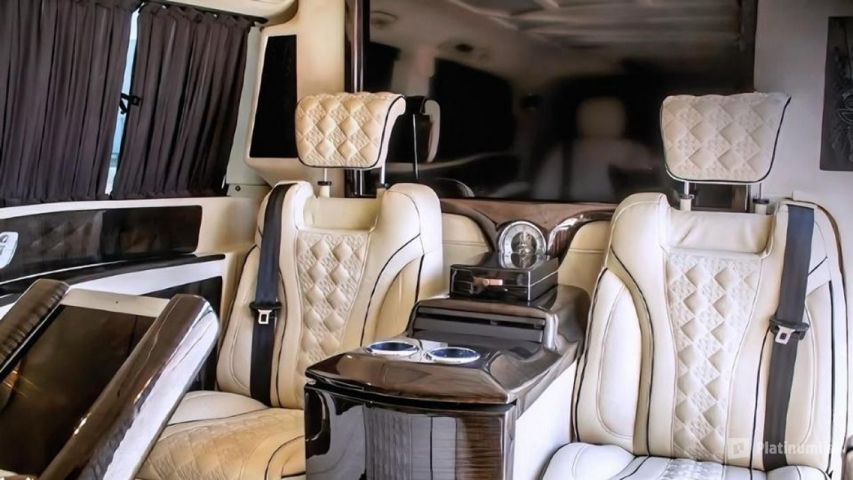 3yod64 استديو الصور :دبي في وسيلة نقل خاصة من الدرجة الأولى - مرسيدس مايباخ فئة في كلاس