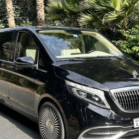 Photo de First-Class Private Transport – Mercedes Maybach V-Class dans Dubai : Galerie Photo 35y54g