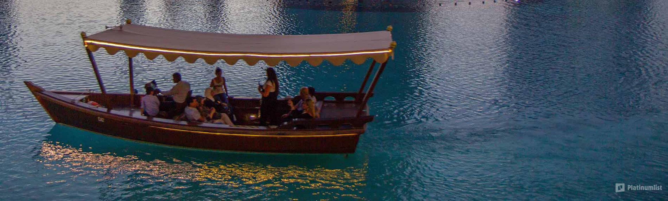 3yo884 استديو الصور :دبي في جولة ركوب القارب في نافورة دبي