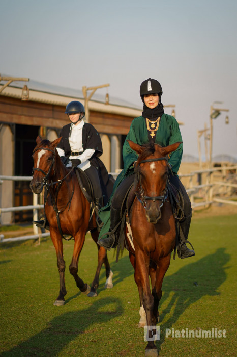 z94gvq استديو الصور :دبي في تجربة ركوب الخيل عند غروب الشمس في واحة المرموم مع عشاء بطابع بدوي من 6 أطباق