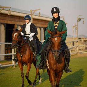 z94gvq استديو الصور :دبي في تجربة ركوب الخيل عند غروب الشمس في واحة المرموم مع عشاء بطابع بدوي من 6 أطباق