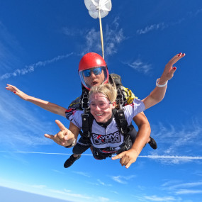 Photo from Tandem Skydive Palm Drop Dubai in Dubai: Gallery Photo z94keq