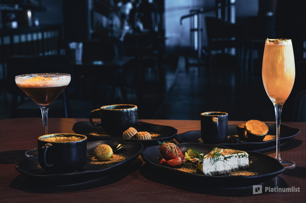 Sky Views with Slide & Gold Menu in Dubai: Gallery Photo 3qejge