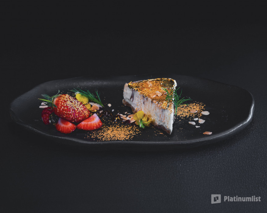 Sky Views with Slide & Gold Menu in Dubai: Gallery Photo 3yowdq