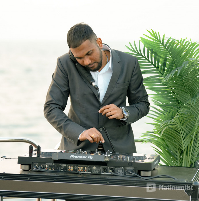 Sunseeker Superyacht Experience with Gourmet Dining,Premium Drinks & Live Music in Dubai: Gallery Photo 3qek5r