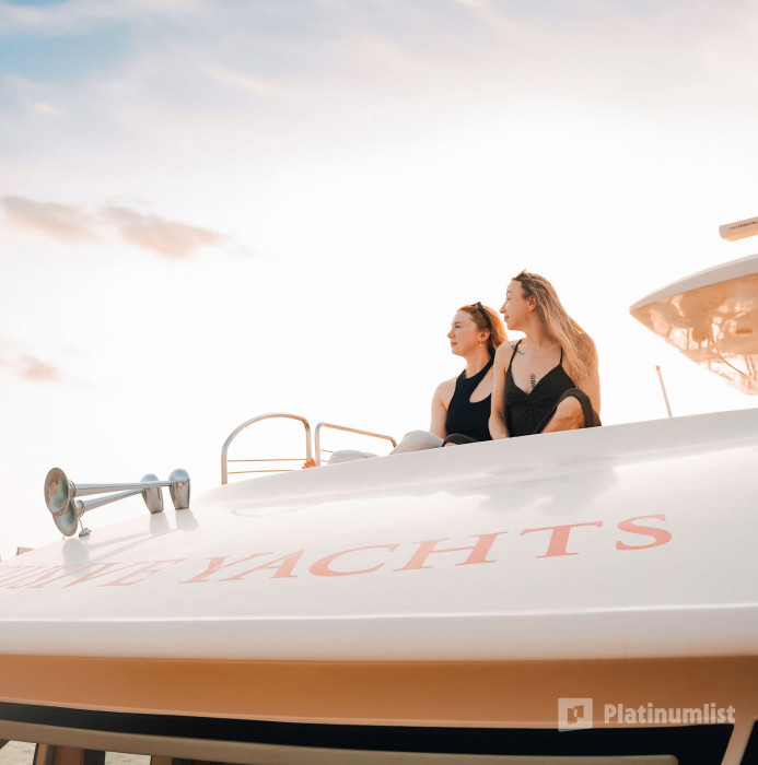 3xv17d استديو الصور :دبي في تجربة السوبر يخت في مرسى دبي مع مشروبات منعشة