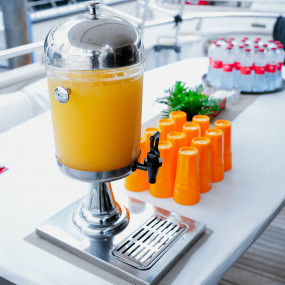 3qekyr استديو الصور :دبي في تجربة السوبر يخت في مرسى دبي مع مشروبات منعشة 3qekyr استديو الصور :دبي في تجربة السوبر يخت في مرسى دبي مع مشروبات منعشة