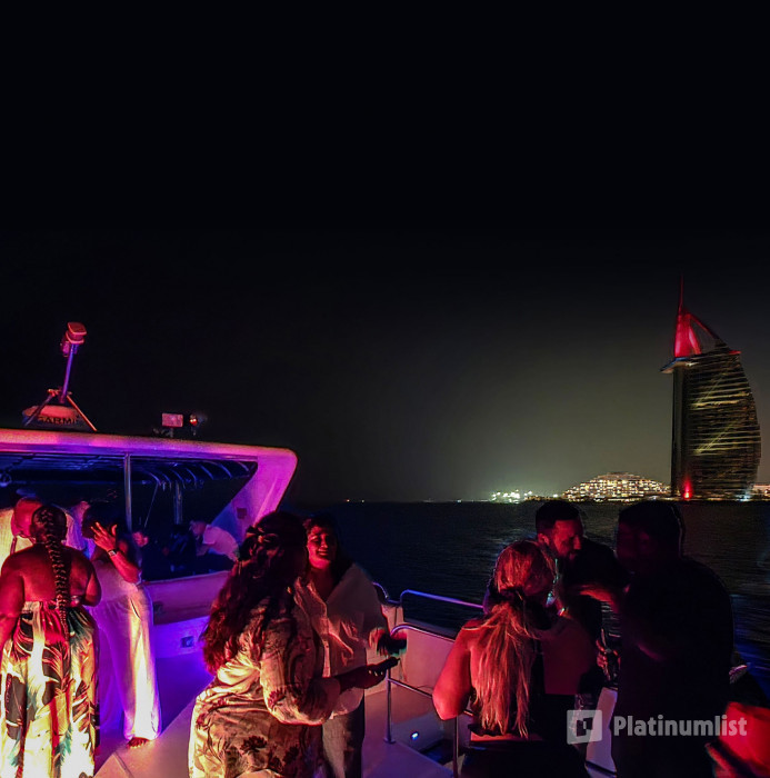 Evening 4 Hour Yacht Cruise with Unlimited Drinks in Dubai: Gallery Photo zw6rq4