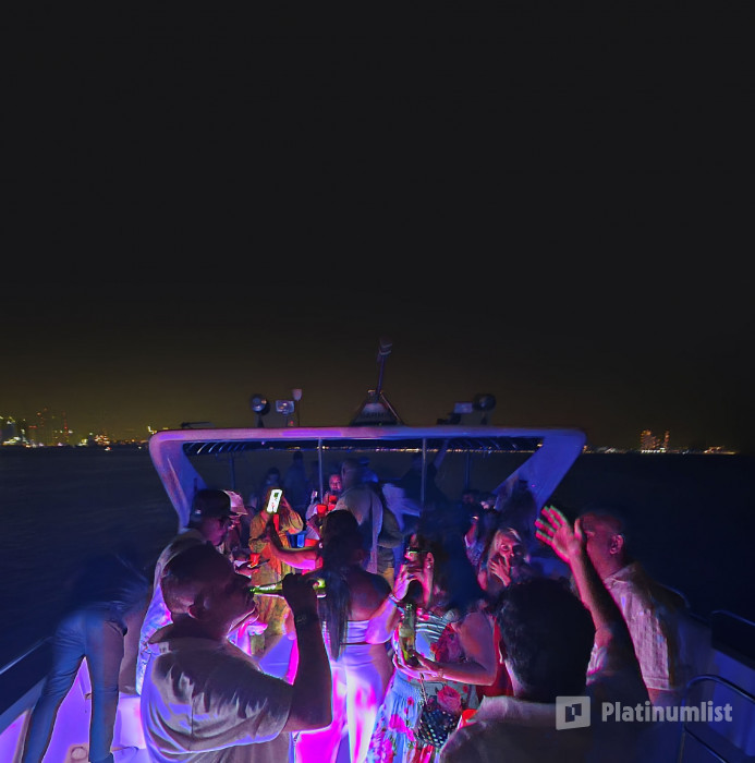 Evening 4 Hour Yacht Cruise with Unlimited Drinks in Dubai: Gallery Photo zm0jb8 Evening 4 Hour Yacht Cruise with Unlimited Drinks in Dubai: Gallery Photo zm0jb8