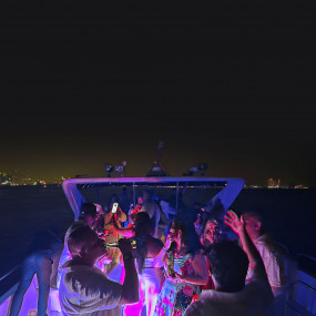 Evening 4 Hour Yacht Cruise with Unlimited Drinks in Dubai: Gallery Photo zm0jb8
