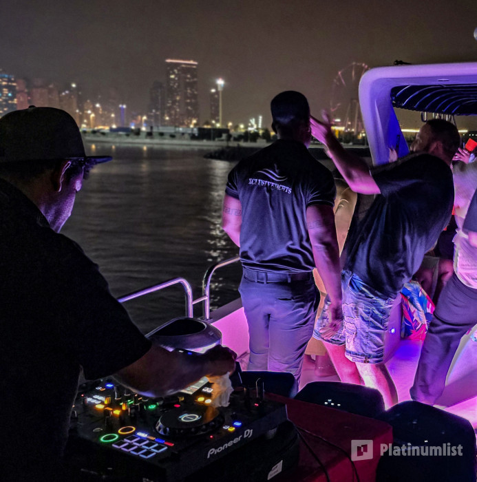 Evening 4 Hour Yacht Cruise with Unlimited Drinks in Dubai: Gallery Photo z94q6q