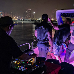 Evening 4 Hour Yacht Cruise with Unlimited Drinks in Dubai: Gallery Photo z94q6q
