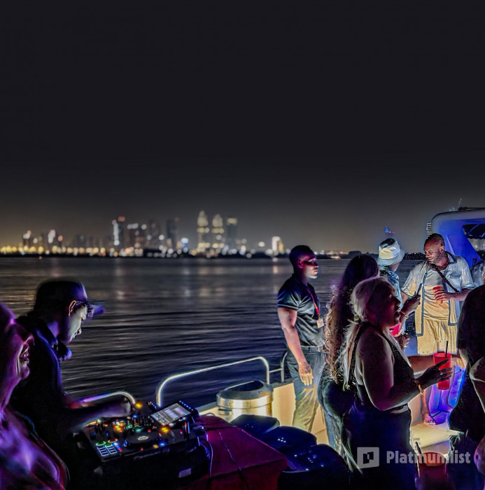 Evening 4 Hour Yacht Cruise with Unlimited Drinks in Dubai: Gallery Photo n0v4p9