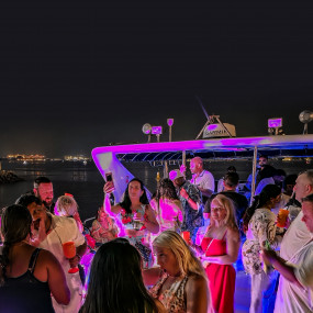 Evening 4 Hour Yacht Cruise with Unlimited Drinks in Dubai: Gallery Photo zv6dx0