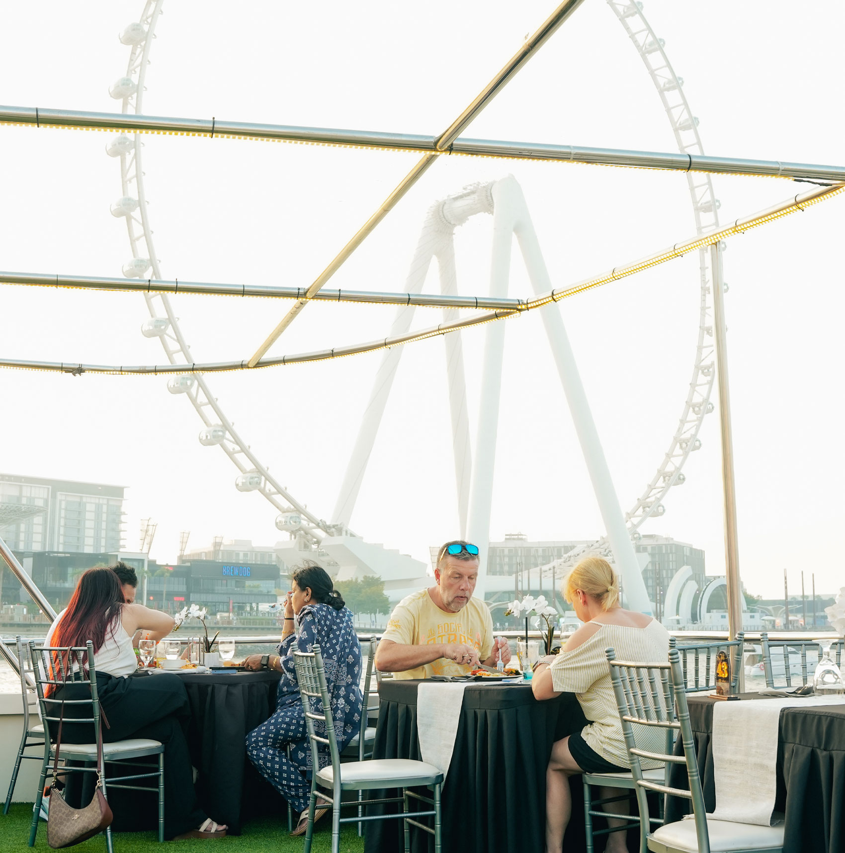 Photo de Dubai Marina Dinner Cruise with Live Music & Open Bar dans Dubai : Galerie Photo n0v4j9