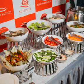 zv6dq0 استديو الصور :دبي في رحلة عشاء بحرية في مرسي دبي مارينا مع موسيقى حية وبار مفتوح