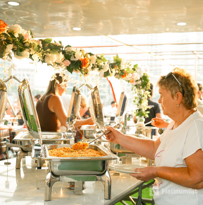 38yxm9 استديو الصور :دبي في رحلة عشاء بحرية في مرسي دبي مارينا مع موسيقى حية وبار مفتوح