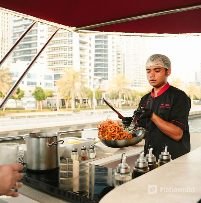 3pjyr0 استديو الصور :دبي في رحلة عشاء بحرية في مرسي دبي مارينا مع موسيقى حية وبار مفتوح
