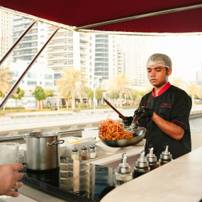 3pjyr0 استديو الصور :دبي في رحلة عشاء بحرية في مرسي دبي مارينا مع موسيقى حية وبار مفتوح