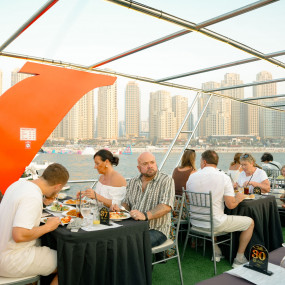 Photo de Dubai Marina Dinner Cruise with Live Music & Open Bar dans Dubai : Galerie Photo 3xv167